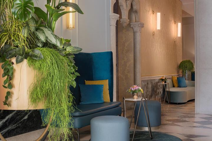 Entrance & Lobby