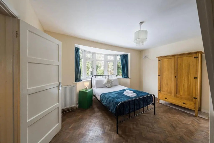 Room 4 of 17