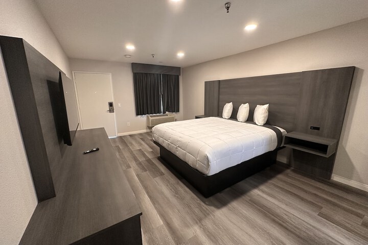 Deluxe King Bed (10 of 17)