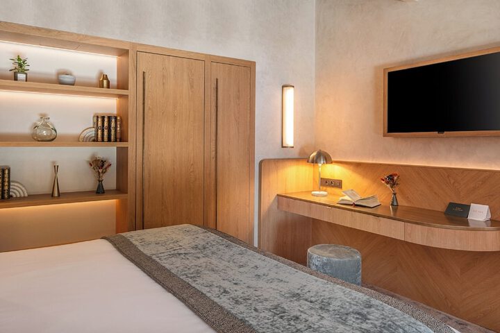 Room 16 of 156