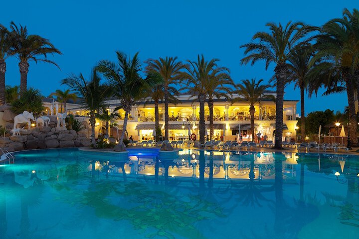 Hotel Pool