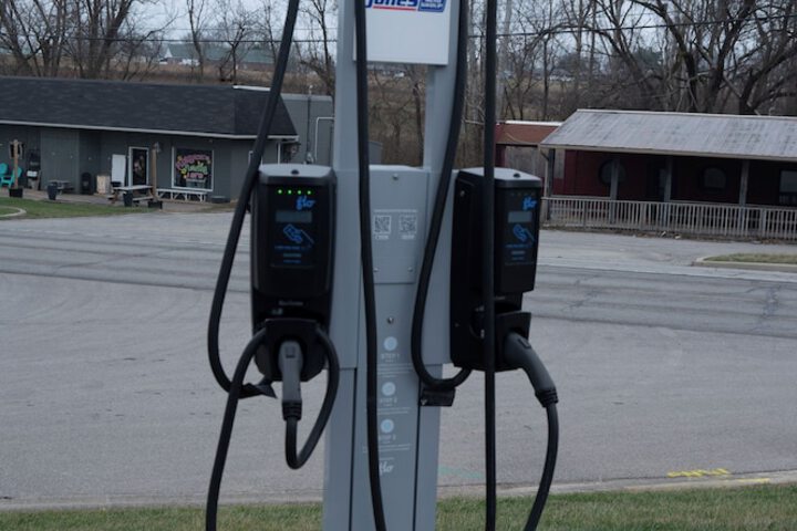 Electric vehicle charging station