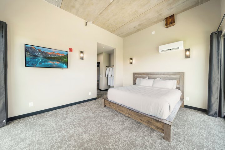 Room 8 of 65