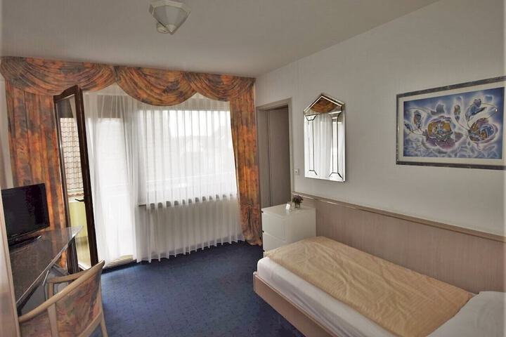 Room 10 of 34