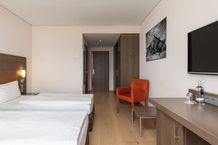 Room 4 of 40