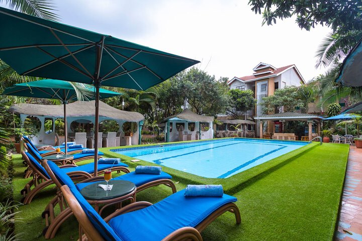 Hotel with Pool