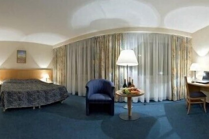 Room 16 of 36