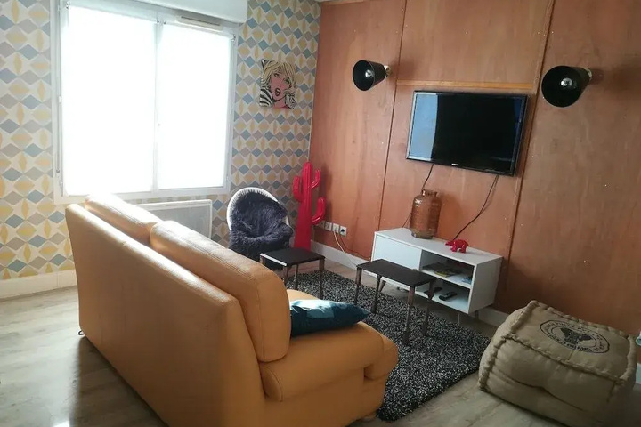Room 2 of 10
