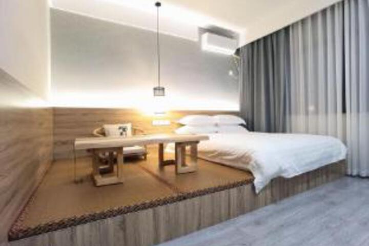 Room 8 of 9