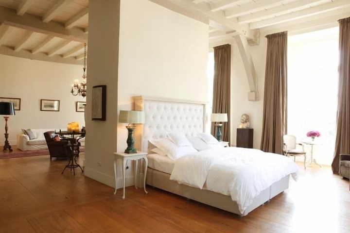 Room 6 of 18