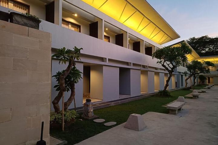 Hotel Exterior 10 of 12