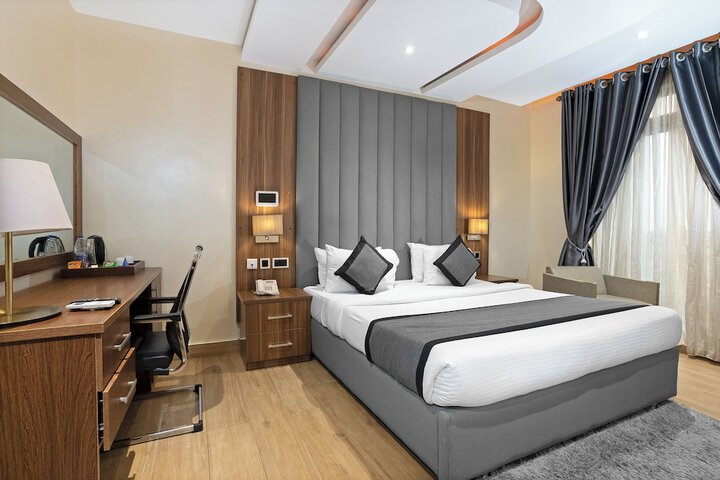Room 7 of 12
