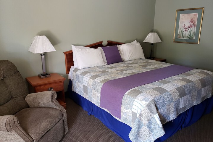 1 King Bed (3 of 5)