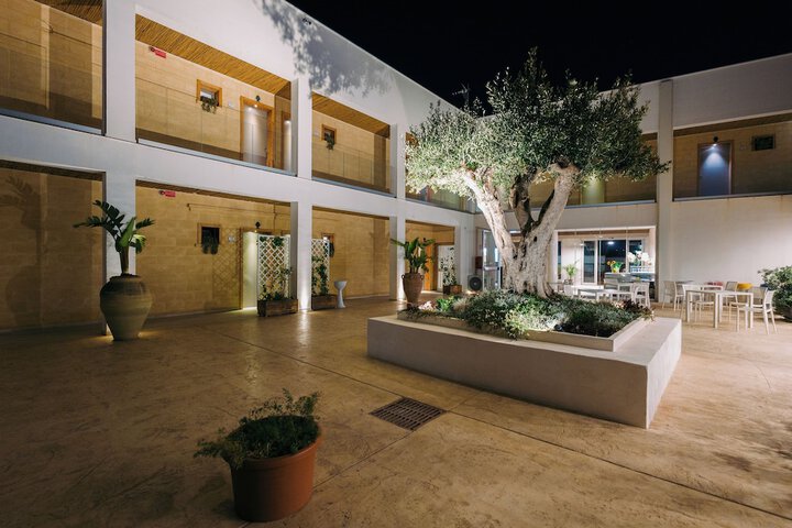 Hotel Exterior 82 of 89