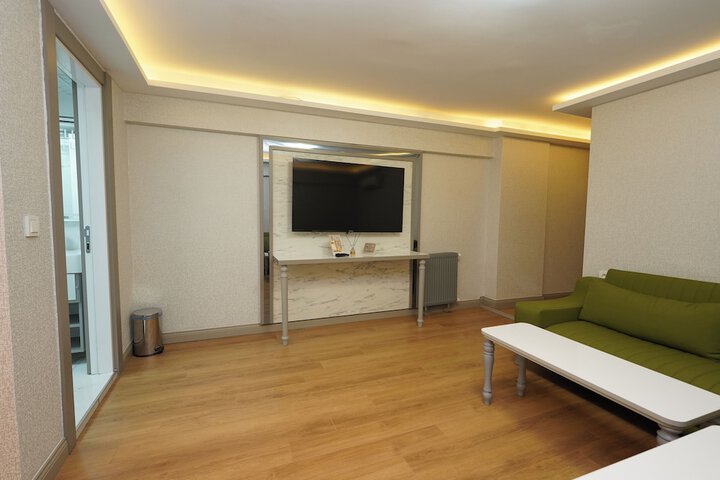 Room 73 of 104