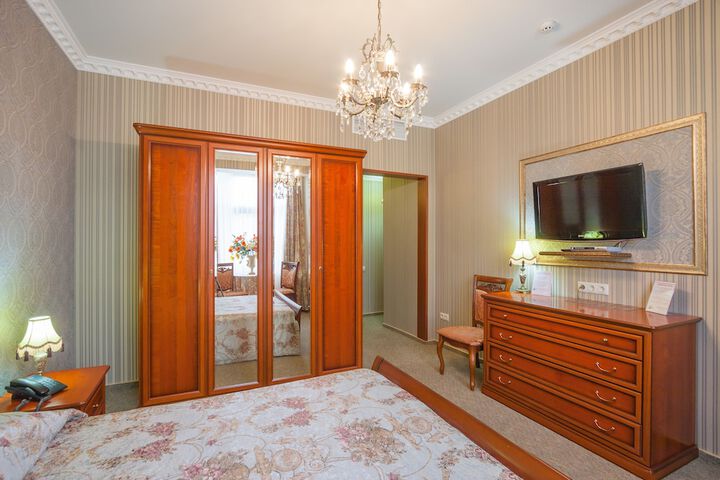 Room 6 of 63