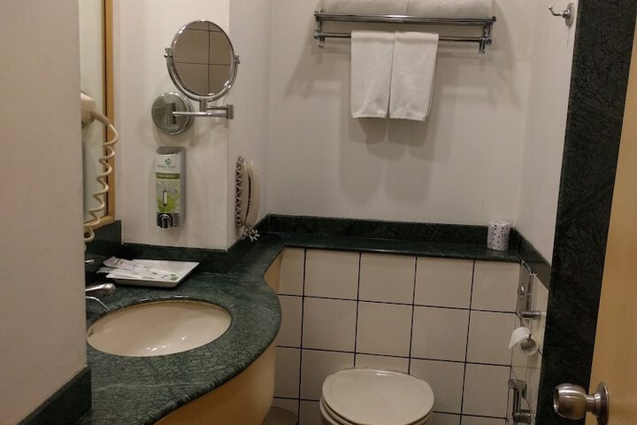 Room 15 of 33