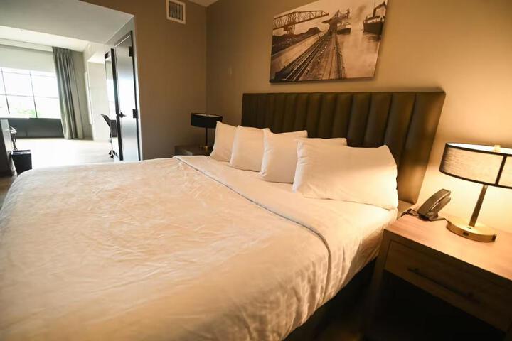 1 King Bed (6 of 29)