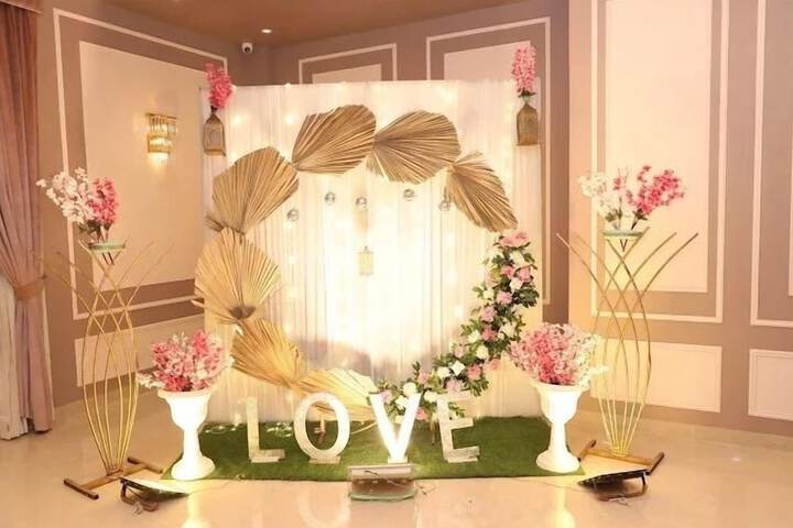 Ballroom/Hall 13 of 14