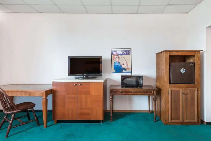 Room 6 of 13