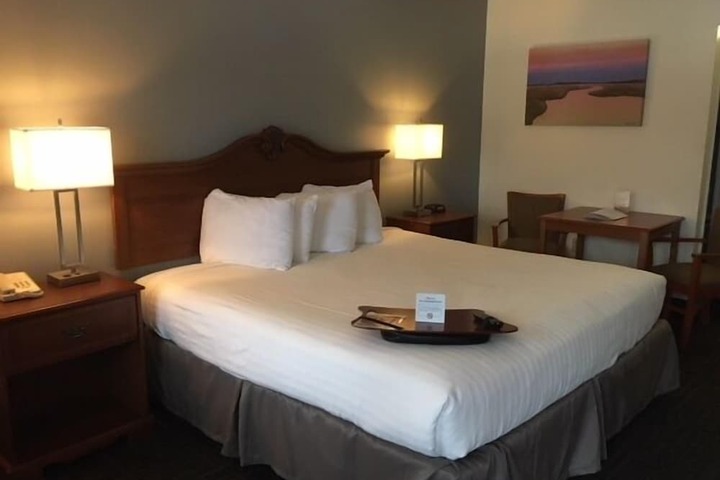 1 Queen Bed (5 of 10)