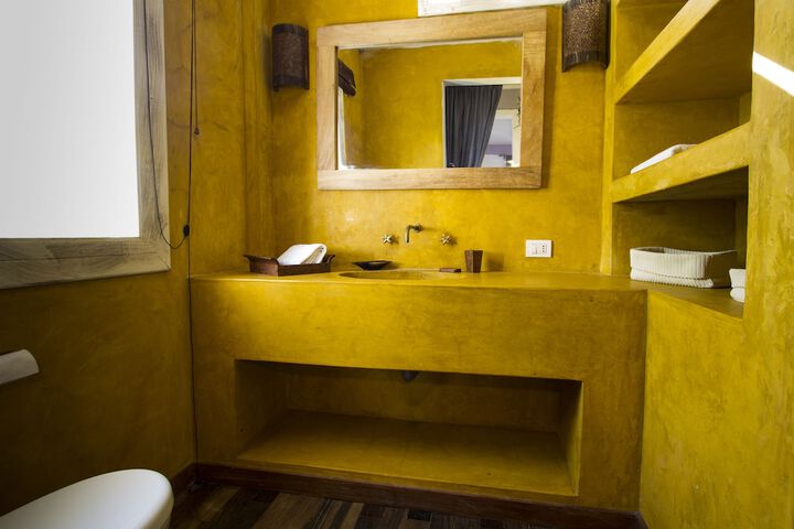 Room 13 of 33
