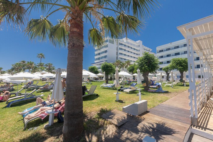 Hotel Exterior 80 of 99