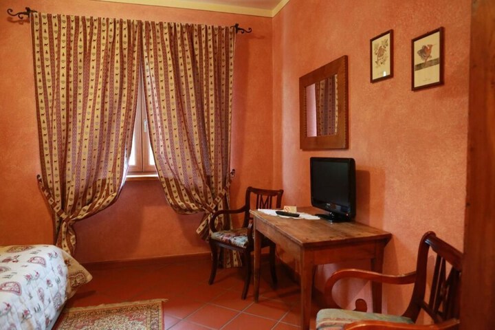 Room 6 of 33