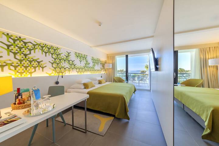 Room 5 of 106