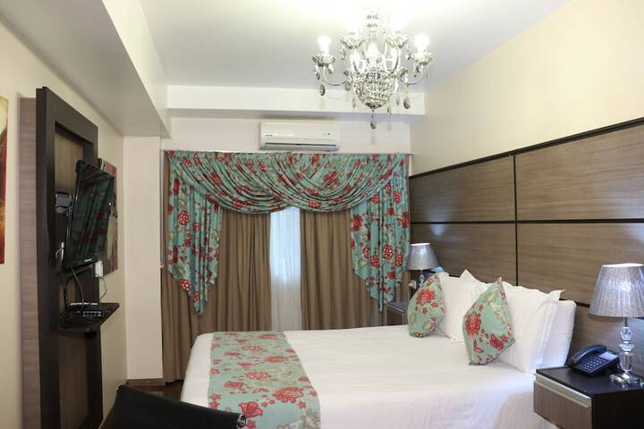 Room 16 of 80