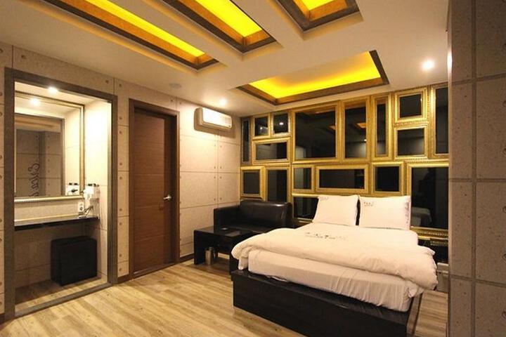 Room 2 of 5