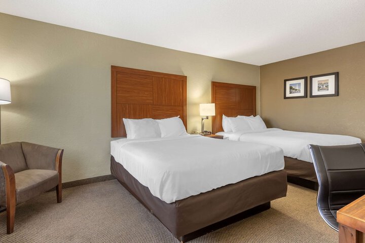 2 Queen Beds (7 of 12)