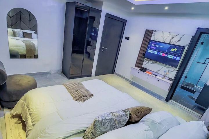 Room 4 of 8