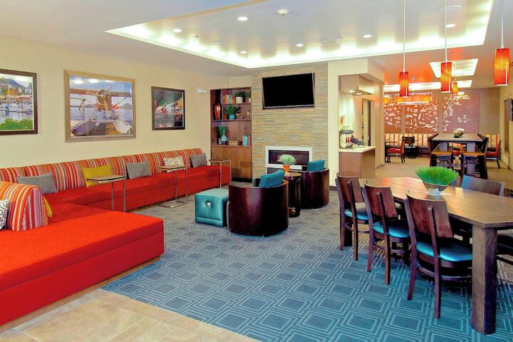 Lobby lounge