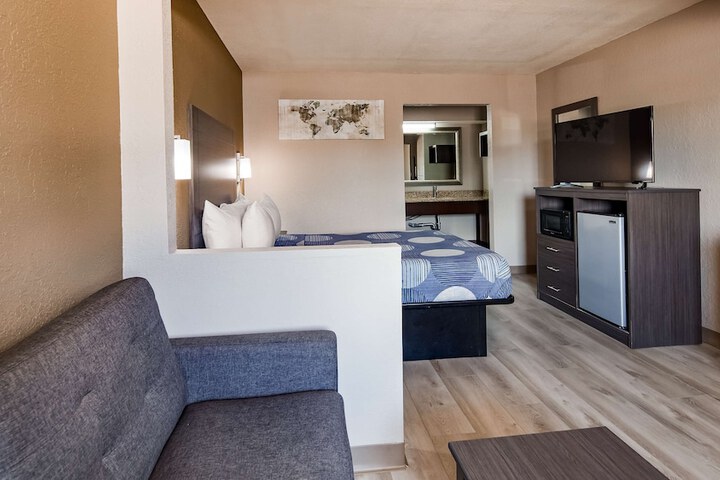 1 Queen Bed Flat Screen Television Microwave and Refrigerator High Speed Internet AC (4 of 18)