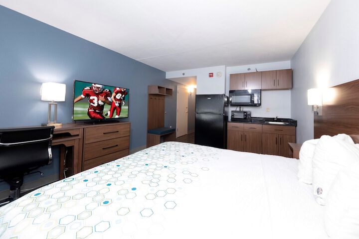 ADA Accessible Studio King Bed with Roll in Shower (8 of 14)