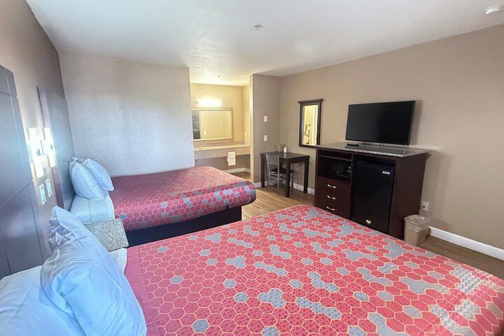2 Queen Beds (5 of 10)