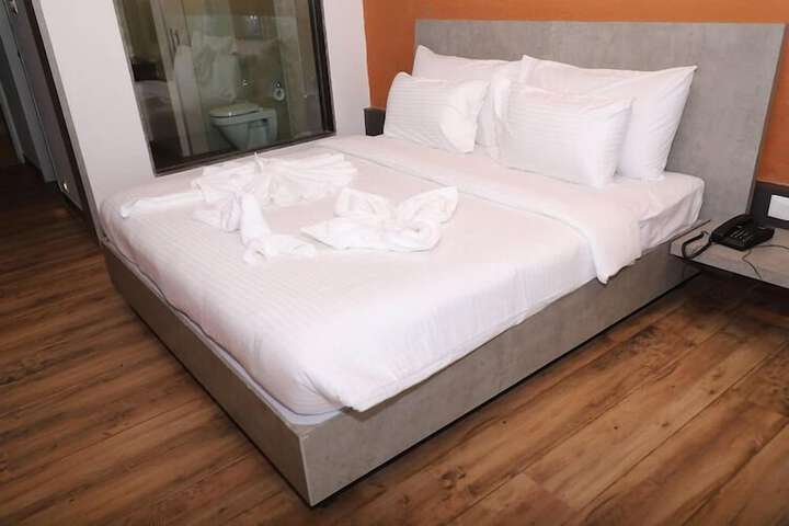 Room 10 of 77