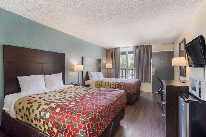 2 Queen Beds (5 of 7)