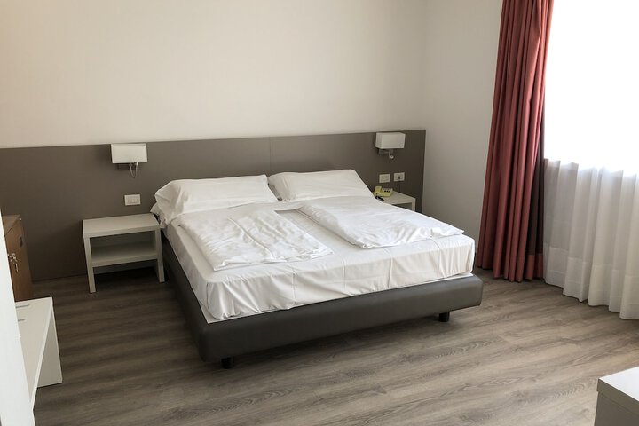 Room 6 of 50