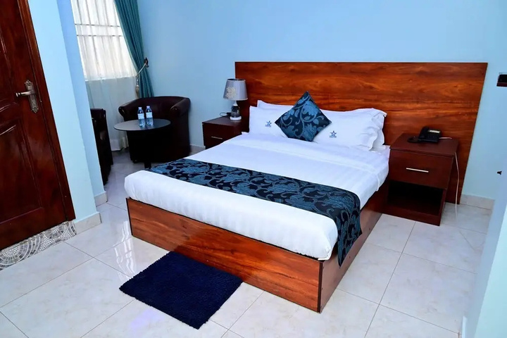 Room 5 of 16