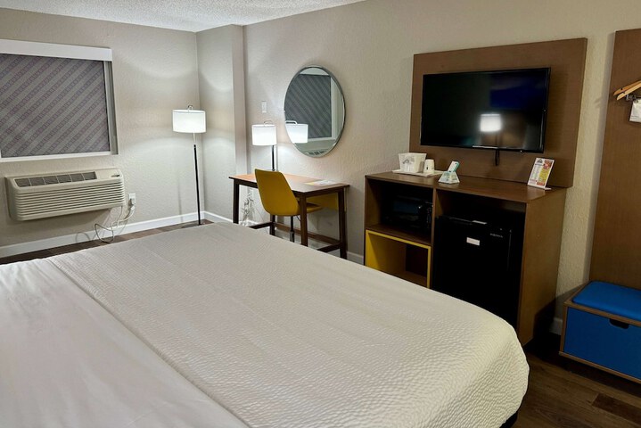 1 King Bed Mobility Hearing Impaired Accessible Room Roll in Shower (5 of 13)