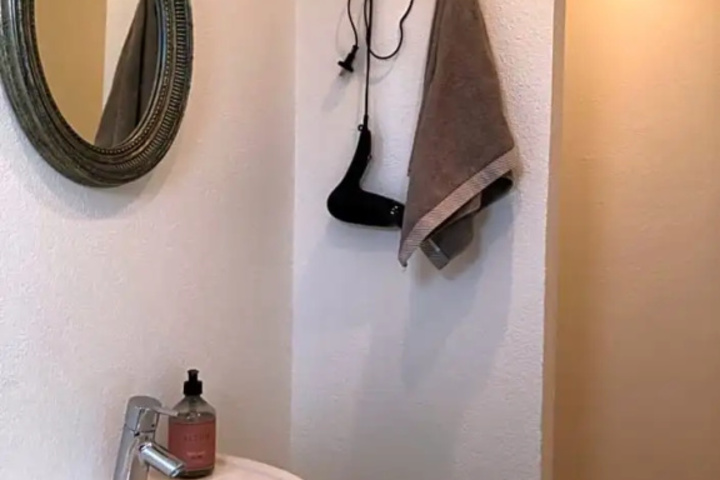 Room 4 of 7