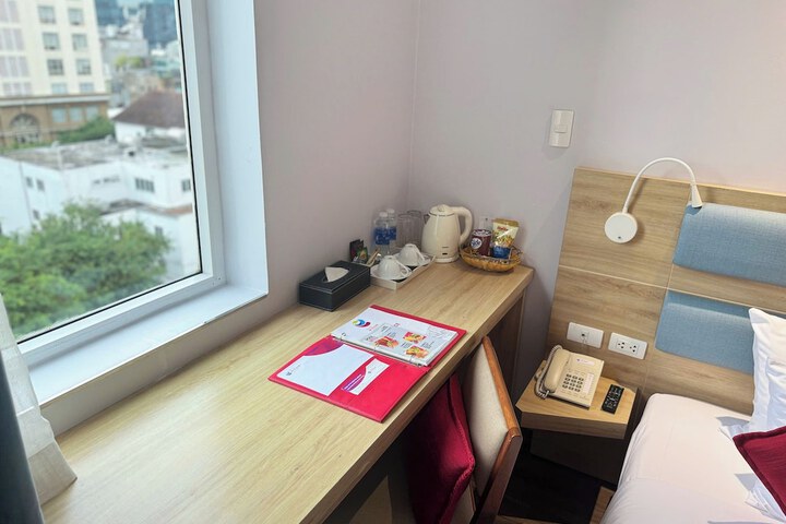 Room 11 of 40