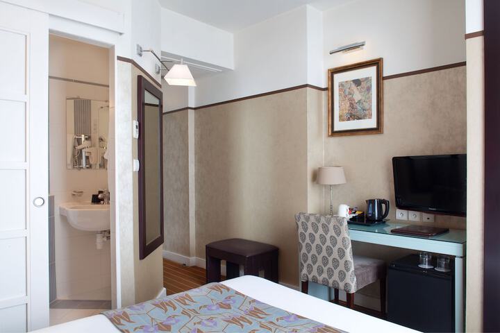 Room 7 of 33