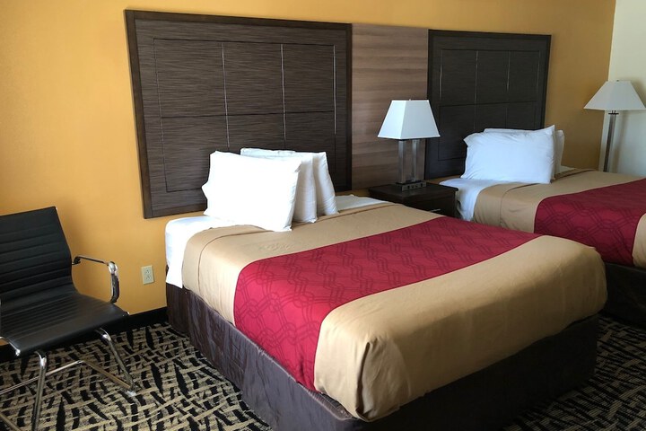 1 Queen Bed (5 of 9)