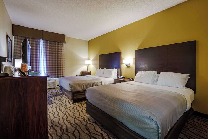 2 Queen Beds (13 of 14)