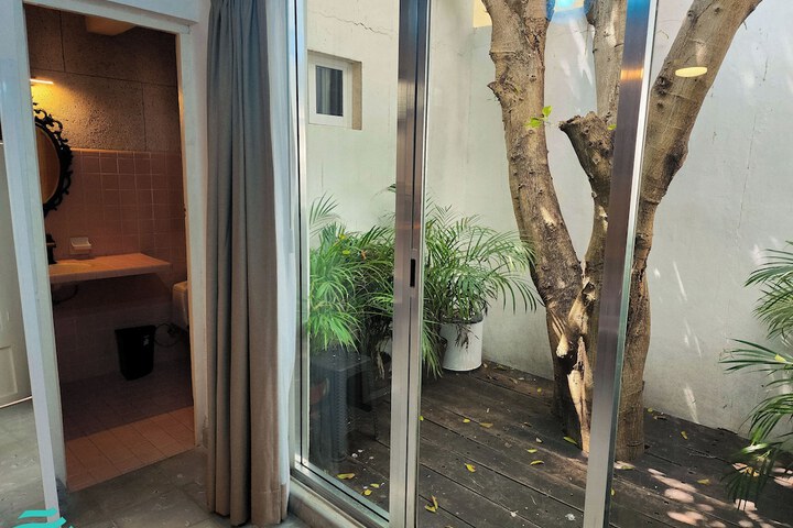Room 45 of 172