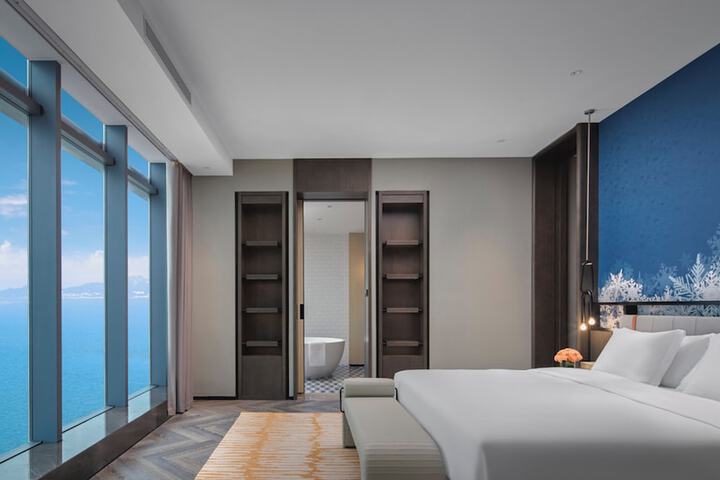 Room 17 of 118