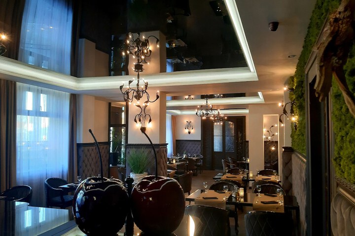 Dining 27 of 32